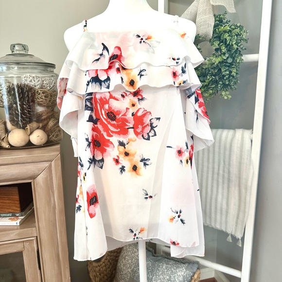 ☀️BNWOT Floral Print Cold Shoulder Ruffle Trim Blouse! - Picture 4 of 7